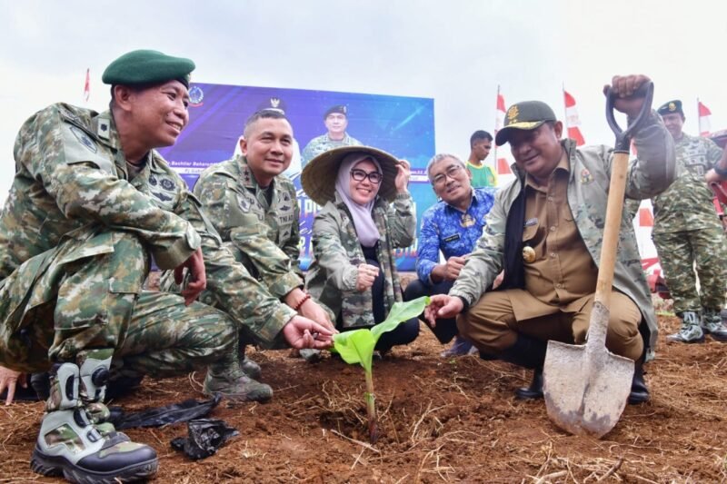 Pj Gubernur Sulsel Bahtiar Baharuddin melakukan kunjungan kerja di Markas Divisi Infanteri 3 (Madivif 3 Kostrad) di Pakkatto, Kabupaten Gowa, Senin (18/12/2023)