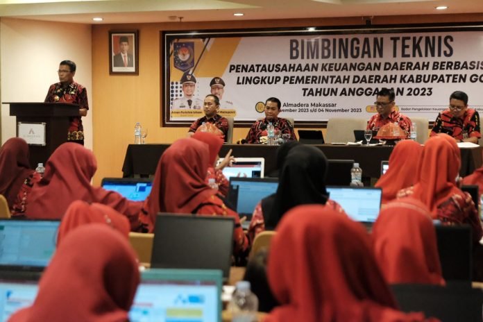 Penjabat (Pj) Sekretaris Daerah Kabupaten Gowa, Abdul Karim Dania membuka Bimbingan Teknis Penatausahaan Keuangan Daerah Berbasis SIPD Lingkup Pemerintah Kabupaten Gowa Tahun Anggaran 2023 di Almadera Hotel Makassar, Kamis (02/11/2023)