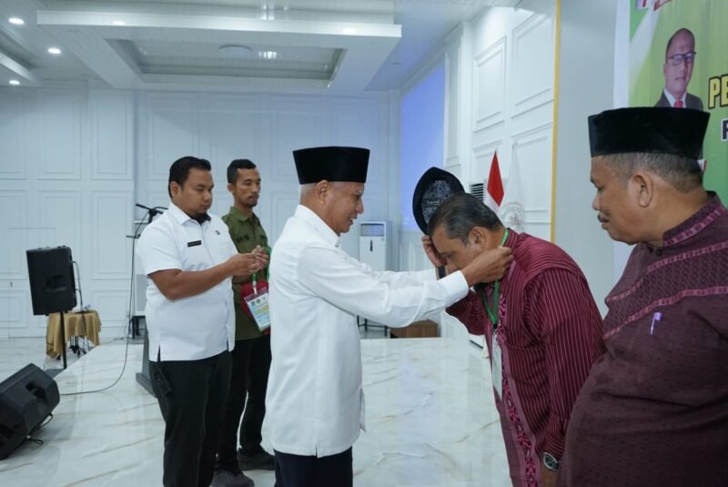 Bupati Asahan H. Surya BSc melantik pengurus Badan Wakaf Indonesia (BWI) Kabupaten Asahan Periode 2023-2026 sekaligus membuka secara resmi Workshop BWI di Hotel Antariksa, Rabu (20/12/2023)