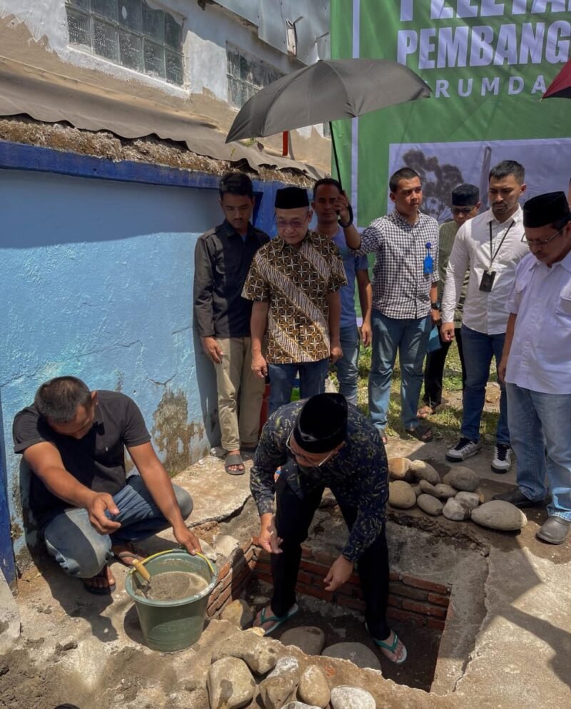 Pembangunan masjid di kompleks kantor Perumda Air Minum Kota Makassar jl. Dr. Ratulangi resmi dimulai. Secara simbolis, dilakukan peletakan batu pertama oleh Wali Kota Makassar, Bapak Ramdhan Pomanto, Jumat (22/12/2023)