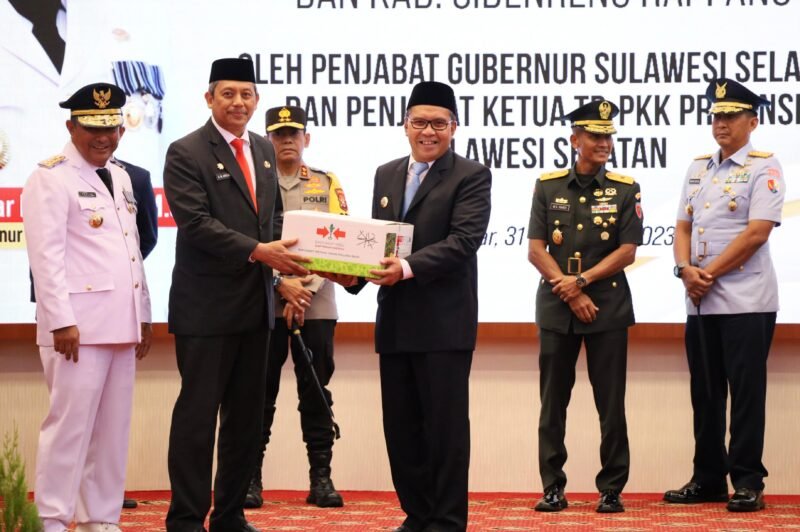 Wali Kota Makassar Danny Pomanto terima bantuan bibit cabai dari Pemerintah Provinsi Sulsel di Aula Tudang Sipulung Rujab Gubernur Sulsel, Minggu (31/12/2023).