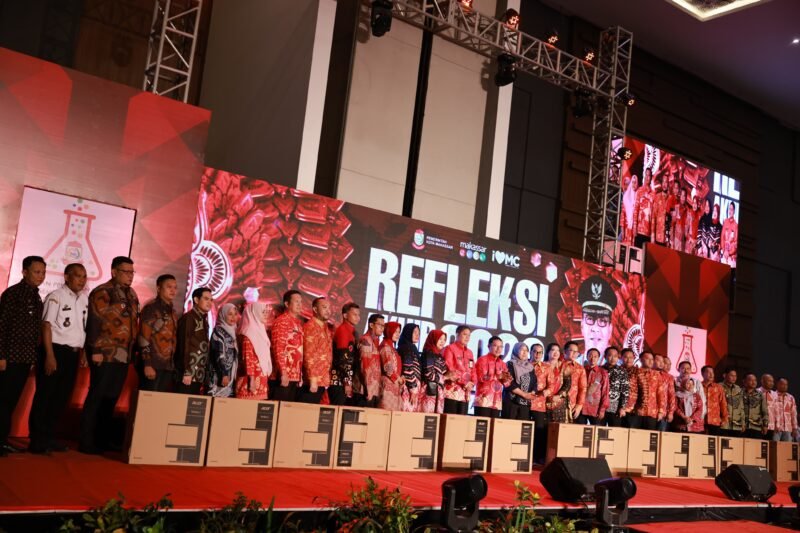 Dinas Kominfo menyerahkan komputer Kontainer Terpadu (Konter) kepada lurah perwakilan dari 15  kecamatan pada Refleksi Akhir Tahun 2023 Pemerintah Kota Makassar, di Hotel Four Points by Sheraton, Rabu (27/12/2023)