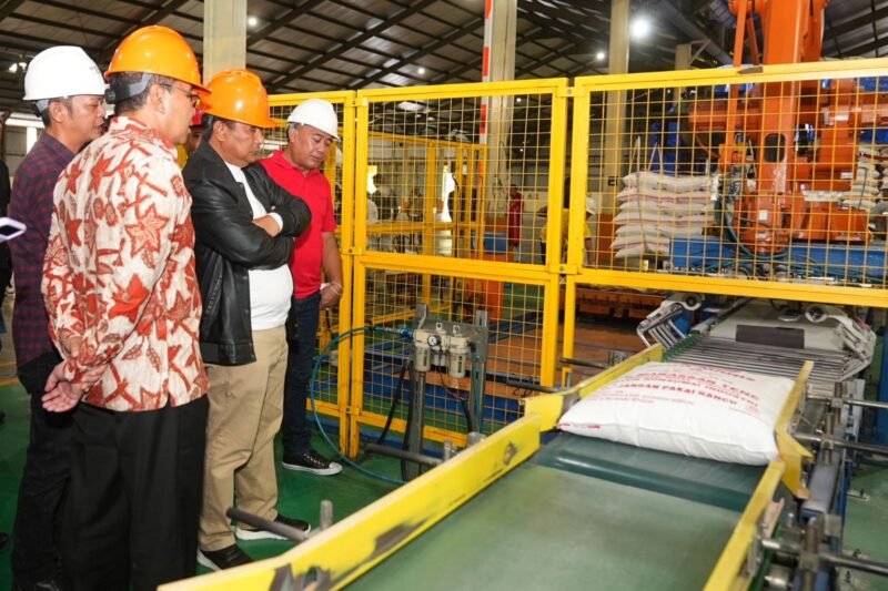 Penjabat Gubernur Sulsel, Bahtiar Baharuddin dan Forkopimda Sulsel, Wali Kota Makassar, Satgas Pangan Sulsel  dan Tim Pengendalian Inflasi Daerah Sulsel melakukan pengecekan bahan pokok, gula dan minyak goreng, di beberapa lokasi pergudangan di Makassar, Sabtu, 9 Desember 2023