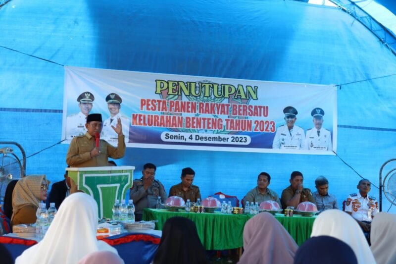 Bupati Wajo memberikan sambutan dan menutup Pesta Panen Rakyat Bersatu di Kelurahan Benteng Kecamatan Pitumpanua Senin (4/12/2023)