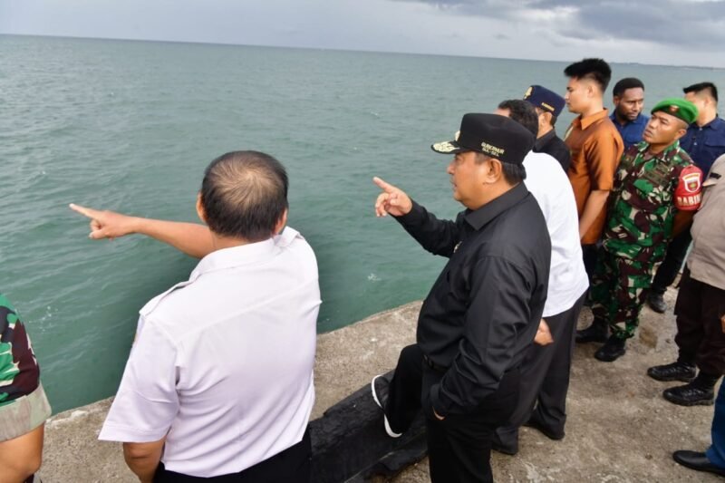 Penjabat Gubernur Sulawesi Selatan (Sulsel), Bahtiar Baharuddin, melakukan peninjauan ke Pelabuhan Perikanan Boddia, Kabupaten Takalar, Minggu, 3 Desember 2023