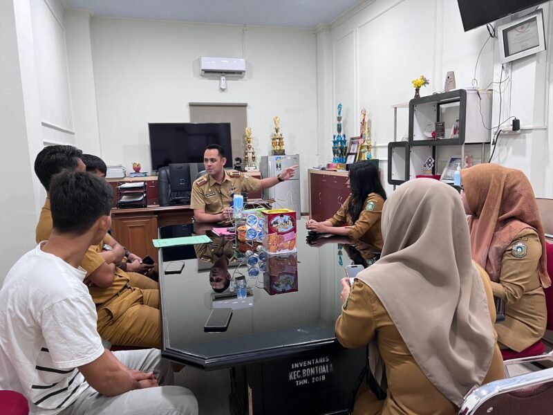 Sekcam Bontoala Manggala Putra Andi Seso, S.STP., menerima kunjungan studi tiru Kecamatan Ujung Kota Pare-pare di Ruang Kerja Camat Bontoala, Selasa (12/12/2023)