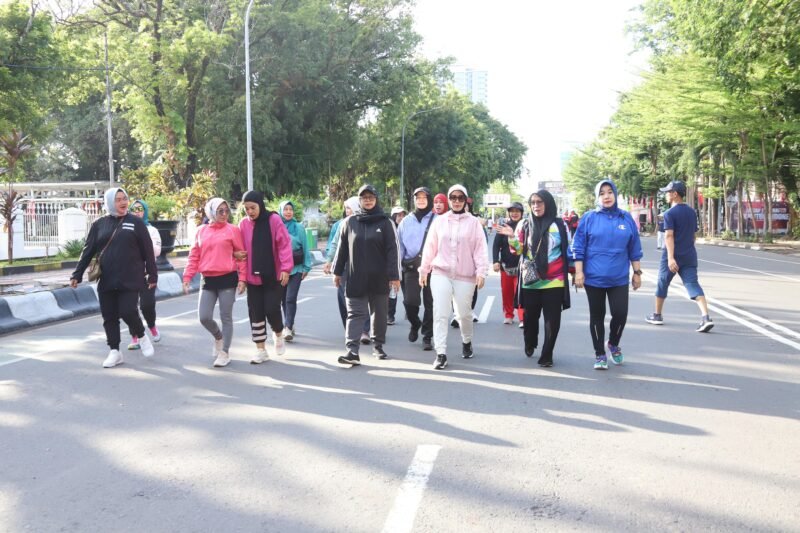 Penjabat Ketua Tim Penggerak PKK Provinsi Sulawesi Selatan, Sofha Marwah Bahtiar, senam bersama warga di Car Free Day Jalan Jenderal Sudirman, Minggu, 10 Desember 2023