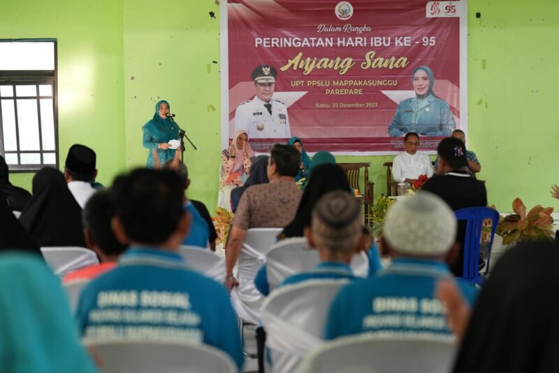 Tim Penggerak PKK dan Dewan Kerajinan Nasional Daerah (Dekranasda) Sulsel melakukan Bakti Sosial di Pusat Pelayanan Sosial Lanjut Usia (PPSLU) Mappakasunggu, di Kota Parepare, Sabtu, 23 Desember 2023