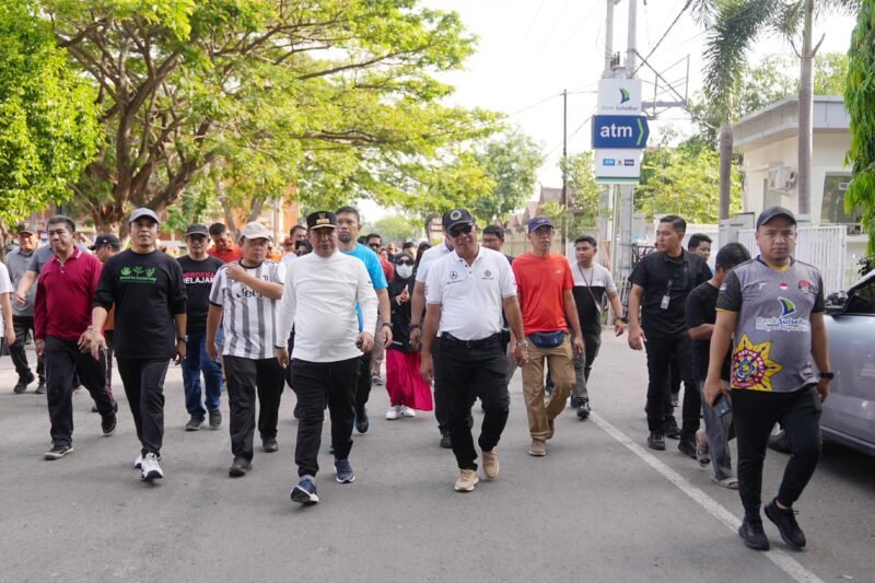 Pj Gubernur Sulsel Bahtiar Baharuddin melakuka Jalan Santai bersama Bupati, ASN dan masyarakat Bulukumba di Lapangan Pemuda, Sabtu (22/12/2023)