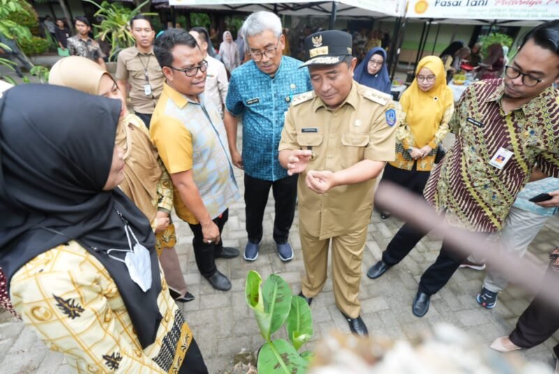 Penjabat Gubernur Bahtiar Baharuddin melakukan kunjungan ke Kantor Dinas Tanaman Pangan, Hortikultura dan Perkebunan (TPH-BUN) Provinsi Sulawesi Selatan, di Jalan Amirullah Nomor 1, Maricaya Selatan, Kecamatan Mamajang, Kota Makassar, Kamis (30/11/2023)