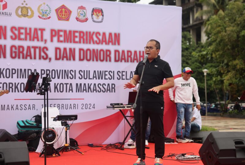 Wali Kota Makassar, Danny Pomanto menghadiri Jalan Sehat, Pemeriksaan Kesehatan Gratis, dan Donor Darah sebagai Cooling System Pemilu 2024, di Anjungan Pantai Losari, Minggu, (11/02/2024)