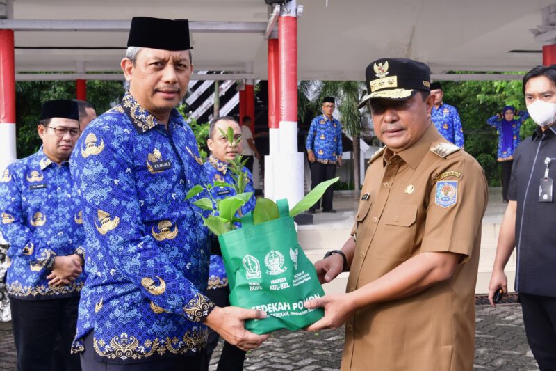 Peringati Hari ASN, Pj Gubernur Sulsel Bahtiar Baharuddin menyerahkan 4.100 bibit pohon dan SK PPPK Tahun 2023 kepada 2.341 pegawai di Lapangan Kantor Gubernur, Rabu (17/04/2024)