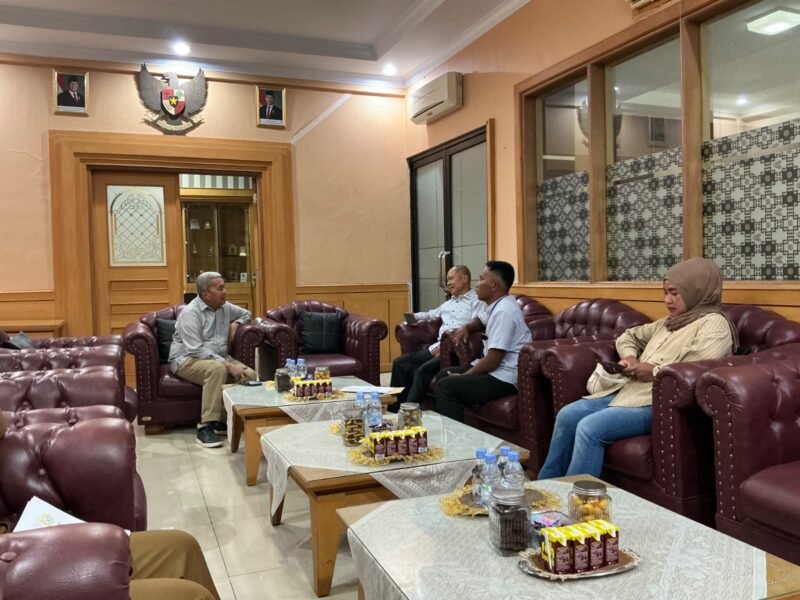 Ketua DPRD Kabupaten Wajo, Firmansyah Perkesi, menerima aspirasi dari Serikat Pengusaha Retail Indonesia Minyak dan Gas (SPRINDO MIGAS) Sulawesi Selatan pada Senin (6/1/2025)