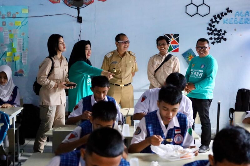 Wali Kota Makassar, Moh. Ramdhan Pomanto meninjau langsung Kick Off  program Makan Bergizi Gratis (MBG) yang serentak di SMPN 1 Makassar, Jalan Baji Areng,  Senin (6/01/2025)