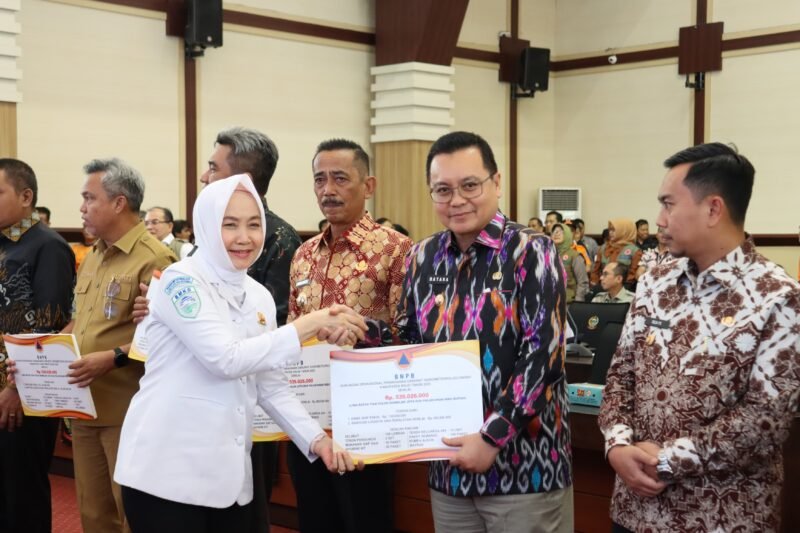 Pemerintah Kabupaten Wajo menerima Dana Siap Pakai Dukungan Operasional Penanganan Tanggap Darurat Bencana Hidrometeorologi dari (BNPB). Bantuan  diterima Penjabat Bupati Wajo, Andi Bataralifu pada Rapat Koordinasi Penanganan Bencana Hidrometeorologi Sulsel di Ruang Pimpinan Gedung A Kantor Gubernur Sulawesi Selatan, Kamis (2/1/2025)