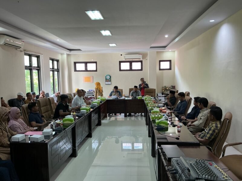 Komisi II DPRD Wajo mengadakan rapat dengar pendapat dengan para pedagang Pasar Mini dan Pasar Siwa, Selasa (7/1/2025)