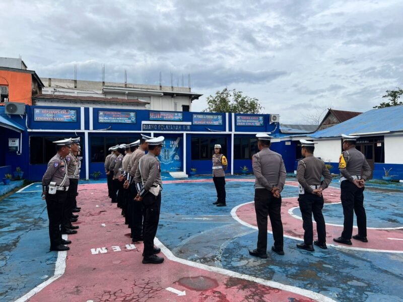Kepala Satuan Lalu Lintas (Kasat Lantas) Polres Wajo Polda Sulsel, AKP DESY AYU DWI PUTRI, SIK. MH memimpin apel pagi yang digelar di halaman Kantor Satlantas Polres Wajo, Senin (13/1)