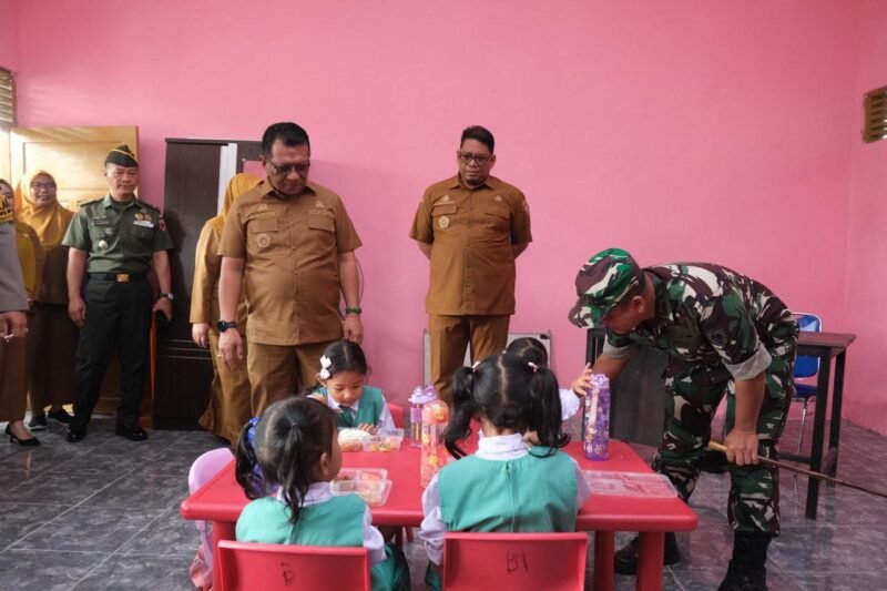 Sekda Kabupaten Gowa, Andy Azis bersama Dandim 1409 Gowa, Letkol Inf Heri Kuswanto, Polres Gowa, AKBP RTS Simanjuntak dan beberapa pimpinan SKPD melakukan peninjauan langsung di SDI Katangka I dan TK Kartika Jaya Kodim, Senin (13/01/2025).