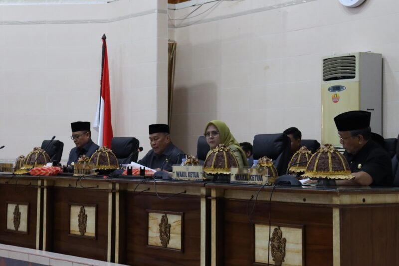 Pj Bupati Wajo, Andi Bataralifu menghadiri Rapat Paripurna Usul Pengesahan Pengangkatan Bupati dan Wakil Bupati terpilih Kabupaten Wajo Pilkada Tahun 2024 di Ruang Rapat Paripurna DPRD Wajo, Selasa (14/01/2025)