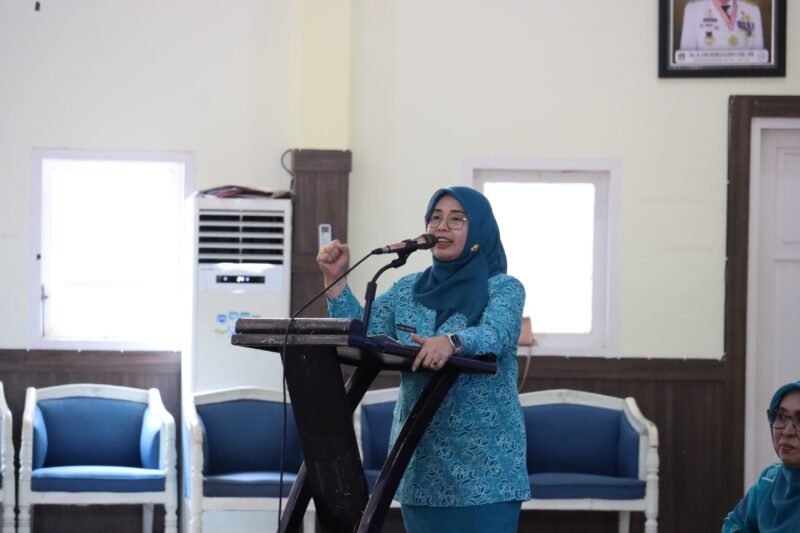 Pj.Kerua TP PKK Wajo Ny Farida Kurnianingrum Bataralifu memberikan arahan pada Rakor Revitalisasi Program Tahun Anggaran 2025 di Ruang Pola Kantor Bupati Wajo, Jumat (17/12025)