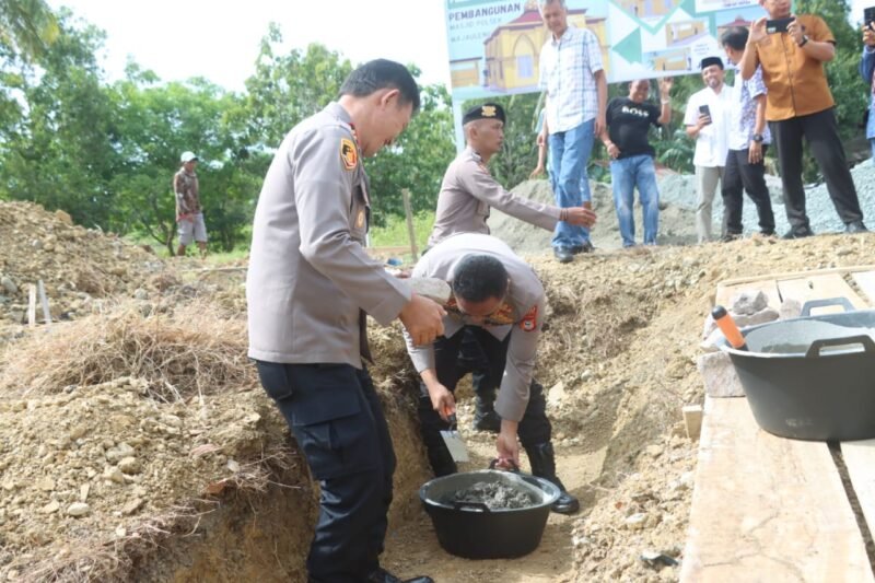 Kapolres Wajo AKBP Muhammad Rosid Rhido di dampingi Kapolsek Majauleng Iptu H. Baso Hasbi, melakukan peletakan batu pertama sebagai tanda dimulainya pembangunan Masjid Polsek Majauleng di halaman Mapolsek Majauleng jalan poros Sengkang-Atapange, Kecamatan Majauleng Kabupaten Wajo