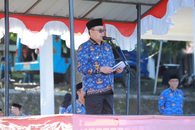 Penjabat Bupati Wajo, Andi Bataralifu memberikan Arahan pada Upacara Bendera dalam rangka Hari Kesadaran Nasional Lapangan Upacara Kantor Bupati Wajo, Jumat, (17/1/2025)