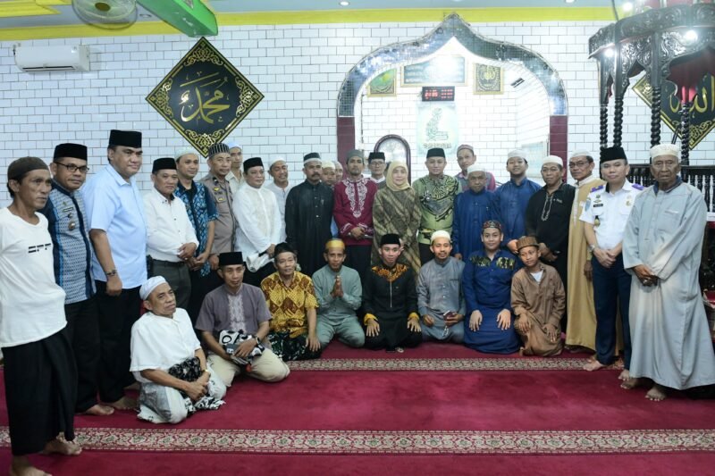 Wakil Wali Kota Makassar, Aliyah Mustika Ilham, melaksanakan shalat tarawih berjamaah di Masjid Nurun Nubuwah, Jalan Sabutung, Kecamatan Ujung Tanah, Kamis, (13/3/2025)