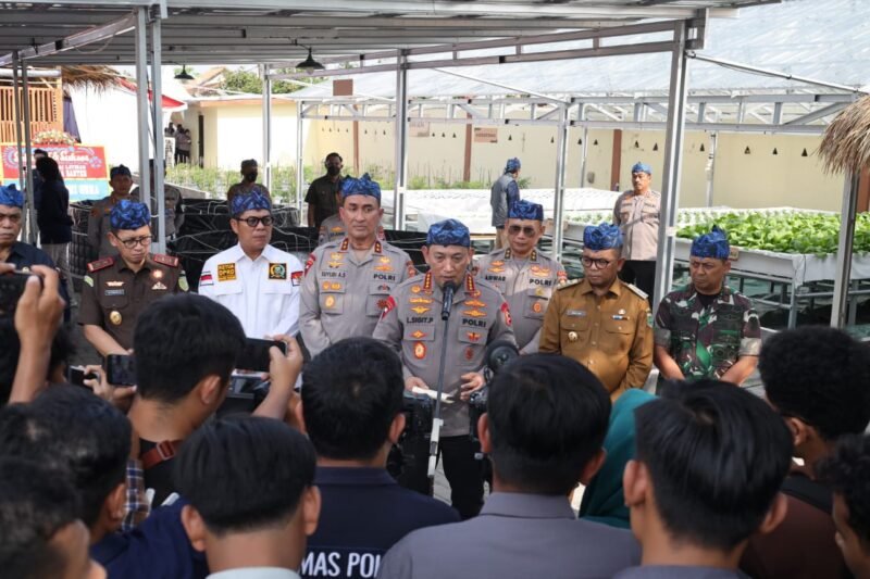 Gubernur Sulawesi Selatan, Andi Sudirman Sulaiman menerima kunjungan Kapolda Sulsel, Irjen Pol Yudhiawan di Kantor Gubernur Sulsel, Rabu (19/3/2025) pagi