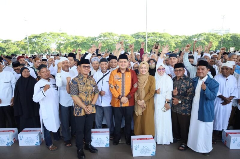 Wali Kota Makassar Munafri Arifuddin didampingi Ketua PKK Melinda Aksa menghadiri penyaluran bantuan pekerja keagamaan di Lapangan Karebosi, Kamis (27/3/2025)