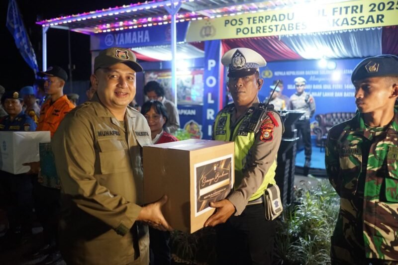 Wali Kota Makassar, Munafri Arifuddin, bersama Forkopimda Provinsi Sulsel, memantau Pos Pengamanan Operasi Ketupat 2025 serta melakukan monitoring situasi kamtibmas pada malam takbiran, Minggu (30/3/2025)
