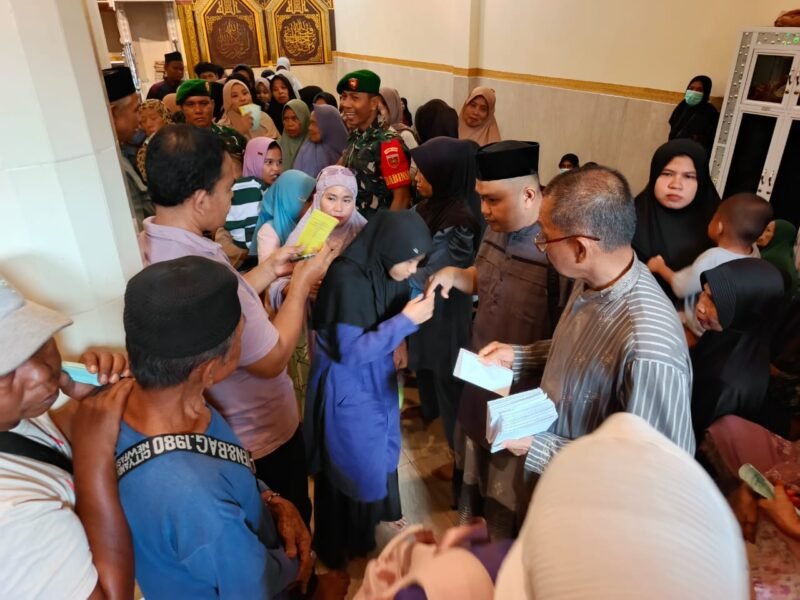 Masjid At-Taubah Pasar Sentral Sengkang menyalurkan santunan bagi 700 anak yatim piatu dan kaum dhuafa, Jumat (07/03/2025)