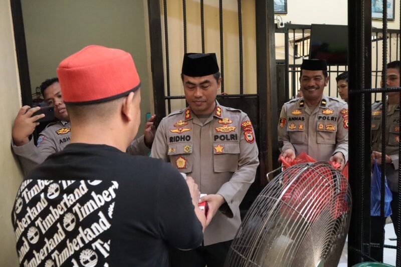Kapolres Wajo AKBP Muhammad Rosid Ridho, S.I.K.,didampingi Kasat Binmas, Kasat Tahti dan Kasi Keu Polres Wajo membagikan takjil kepada para tahanan yang berada di Satuan Tahanan dan Barang Bukti (Sattahti), Senin (10/3/2025)