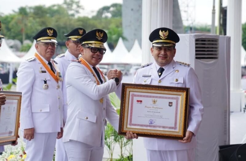 Wali Kota Makassar, Munafri Arifuddin menerima penghargaan yang diserahkan langsung oleh Wakil Menteri Dalam Negeri, Bima Arya Sugiarto, di BSCC Dome Pangreh Prajaino, Kota Balikpapan, Jumat (25/4/2025)