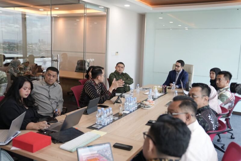 Wali Kota Makassar, Munafri Arifuddin diundang khusus bertemu Mr. Ali Hadji selaku Senior Executive Investment & Portfolio Manager (JTA) International Investment Holding Qatar, di Lantai 12J, Gandaria 8 Office Tower, Gandaria City, Jakarta, Senin (14/4/2025)