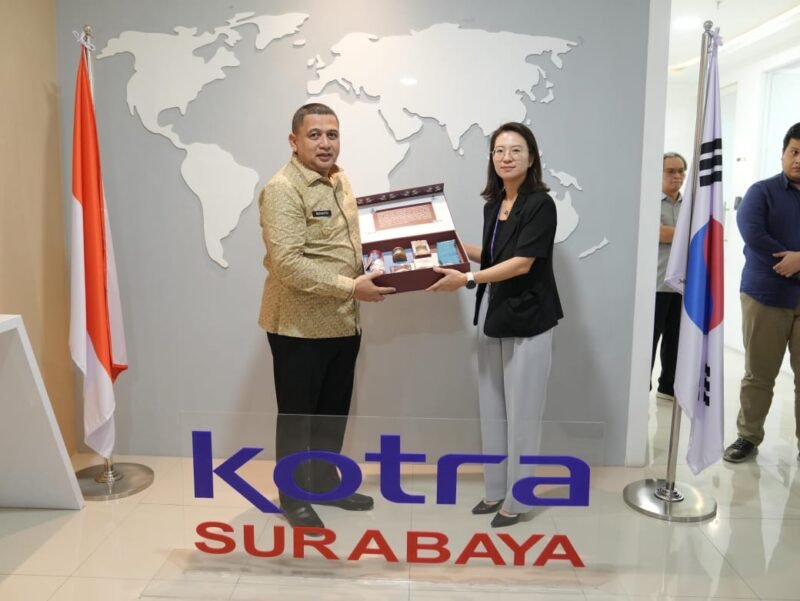 Wali Kota Makassar, Munafri Arifuddin serahkan souvernir kepada para Duta Besar dan Perwakilan Negara di Surabaya, Rabu (7/5/2025)
