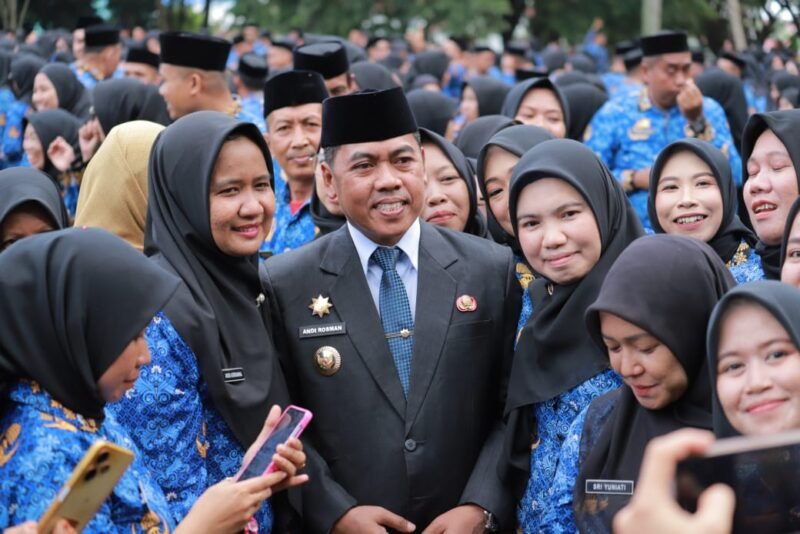 Usai menerima SK pengangkatan, para ASN Pemerintah Kabupaten Wajo formasi Tahun 2024  berpose bersama Bupati Wajo H. Andi Rosman. Pennyerahan SK tersebut pada rangkaian Upacara Kebangkitan Nasional ke-117 di Halaman Kantor Bupati Wajo, Selasa (20/5/2025)