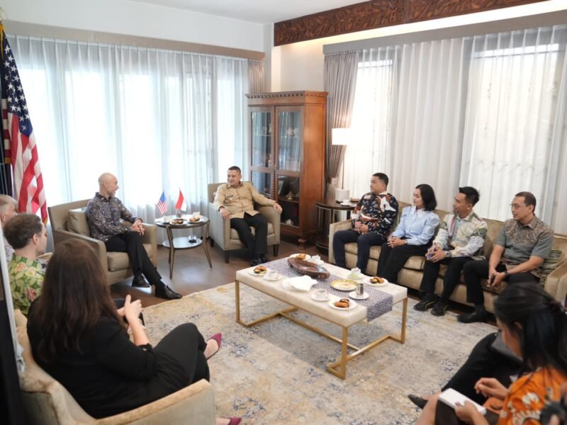 Wali Kota Makassar, Munafri Arifuddin bertemu Konsul Jenderal (Konjen) Amerika Serikat di Surabaya, Christopher Green di kediaman Konjen Amerika, di Jl. Taman Golf C2, Nomor 12A-14A, Surabaya,