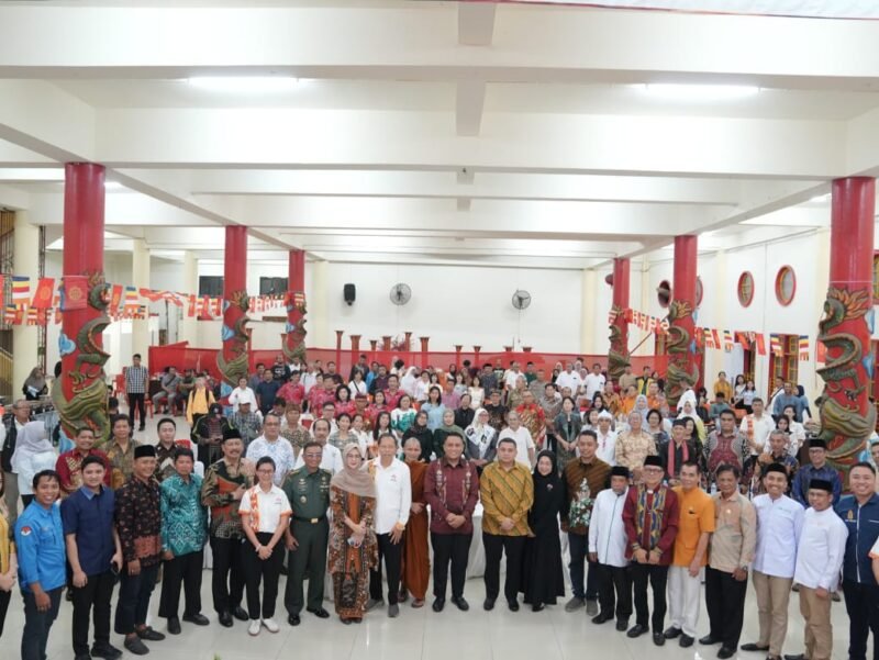 Wali Kota Makassar, Munafri Arifuddin menghadiri open house Sannipata Persatuan Umat Buddha Indonesia (Permabudhi) Sulsel, di Vihara Ibu Agung Bahari, Jl. Sulawesi, Makassar, Senin (12/5/2025) malam