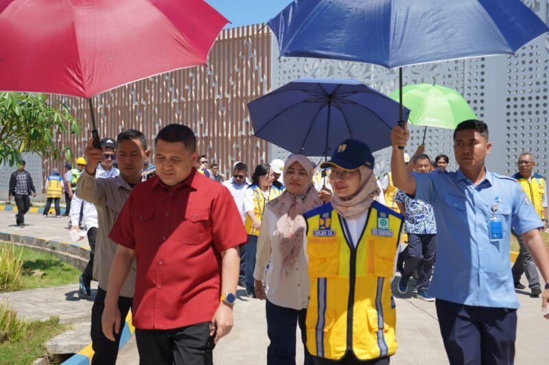 Wali Kota Makassar, Munafri Arifuddin mendampingi Direktur Jenderal Cipta Karya Kementerian Pekerjaan Umum dan Perumahan Rakyat (PUPR), Dewi Chomistriana, di Instalasi Pengolahan Air Limbah (IPAL) Losari, Selasa (13/5/2025)