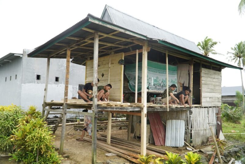 Jumat (16/5), Satgas TMMD melanjutkan pembangunan Rumah Tidak Layak Huni (RTLH) milik salah satu warga Desa Temmabarang, Kecamatan Penrang, Kabupaten Wajo, atas nama Hasirah (65). Pekerjaan tersebut kini telah mencapai progres sekitar 70 persen