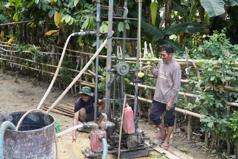 Kegiatan hari ini difokuskan pada kelanjutan pekerjaan pengeboran sumur air bersih di titik kelima yang berlokasi di Desa Temmabarang, Kecamatan Penrang, Kabupaten Wajo