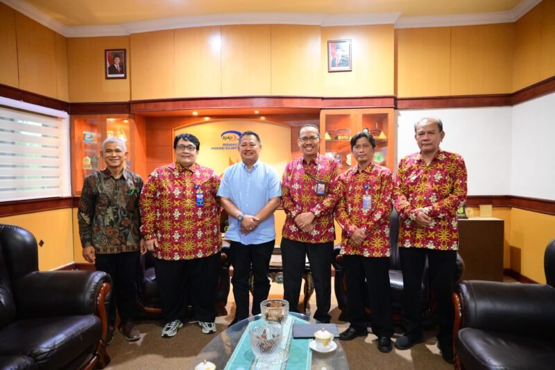 Plt Direktur Utama PDAM Kota Makassar,  Hamzah Ahmad bersama pejabat Kepala Bagian menemui langsung Kepala Perwakilan BPKP Sulsel, Muhamad Risbiyantoro, di Kantor BPKP Jalan  Bumi Tamalanrea Permai, Jumat 16 Mei 2025