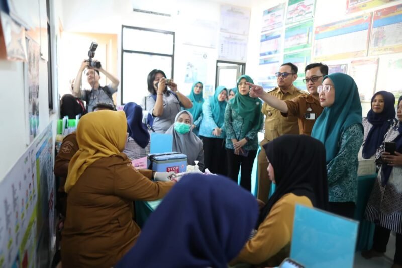 Ketua Tim Penggerak PKK Kota Makassar, Melinda Aksa meninjau langsung aktivitas Posyandu Era Baru Nusa Indah II di Kelurahan Kaluku Bodoa, Kecamatan Tallo, Senin (19/05/2025)