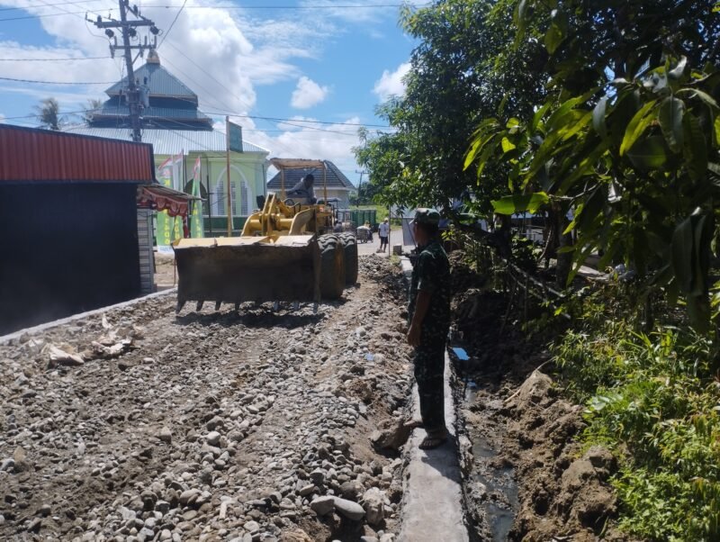 Satgas TMMD melanjutkan pekerjaan pemerataan sirtu untuk pengerasan jalan di Desa Temmabarang, Kecamatan Penrang, Kabupaten Wajo