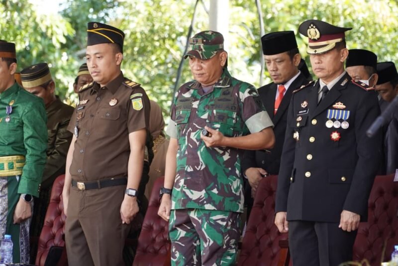 Dandim 1406/Wajo, Letkol Inf Wahyu Yunus, S.I.P., menghadiri upacara peringatan Hardiknas yang dirangkaikan dengan peringatan Hari Kartini tingkat Kabupaten Wajo di Lapangan Merdeka Sengkang, Jumat pagi (2/5/2025)