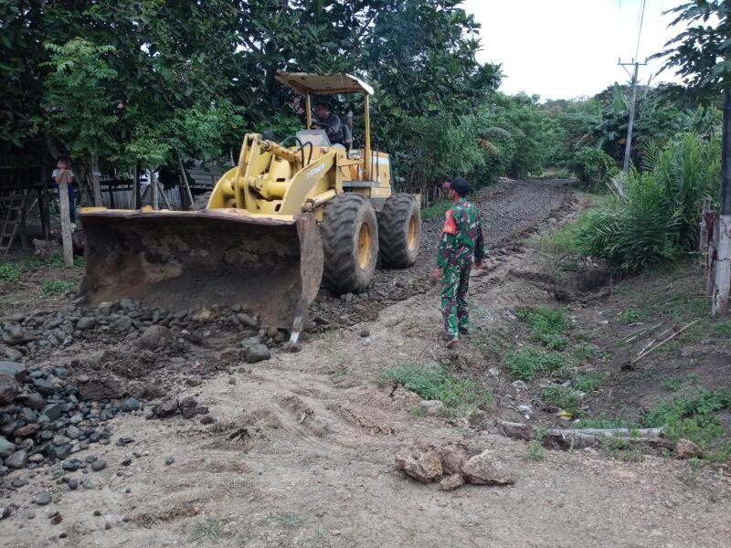 TMMD ke-124 Kodim 1406/Wajo melakukan giat pengerasan jalan yang ditandai dengan pengoperasian alat berat jenis loader yang digunakan untuk meratakan material sirtu (pasir dan batu) sebagai bagian dari tahap pengerasan jalan di lokasi sasaran TMMD