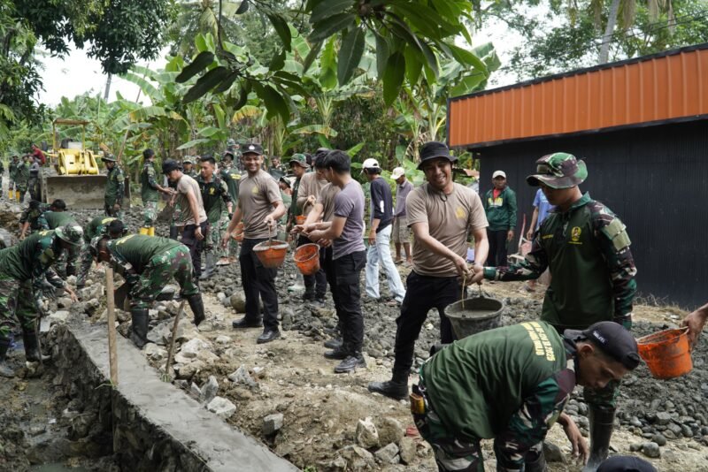 Satgas TMMD ke 124 Kodim 1406/Wajo terus pembangunan talud di Desa Temmabarang, Kecamatan Penrang, Kabupaten Wajo, tanpa hambatan berarti, Rabu (28/05/2025), 