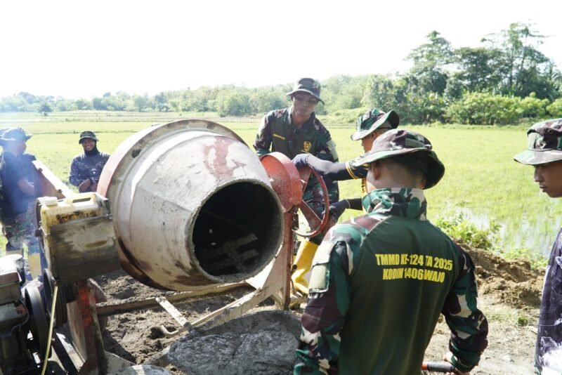 rogram TNI Manunggal Membangun Desa (TMMD) ke-124 yang dilaksanakan oleh Kodim 1406/Wajo terus menunjukkan progres signifikan. Memasuki hari ke-15 pelaksanaan pada Selasa, 20 Mei 2025, berbagai kegiatan fisik dalam program ini terus dipercepat demi memberikan manfaat maksimal bagi masyarakat setempat