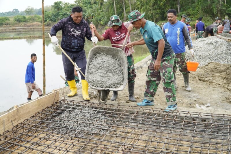 Pembangunan jembatan TMMD Kodim Wajo memasuki tahap pengecoran dan telah mencapai progres signifikan, yaitu sebesar 78 persen