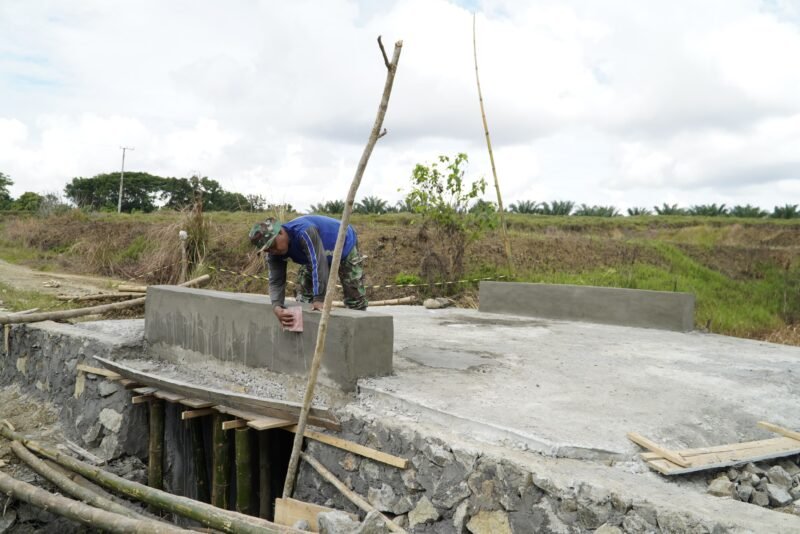 Satgas TMMD Kodim Wajo berhasil menyelesaikan pembuatan dekker jembatan penghubung antar desa yang terletak di Dusun Tobulelle, Desa Temmabarang, Kecamatan Penrang, Kabupaten Wajo